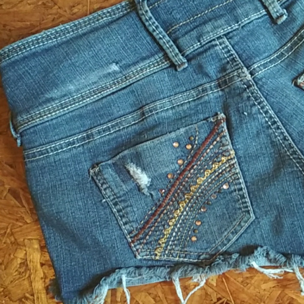 Shorts - Picture 3 of 4